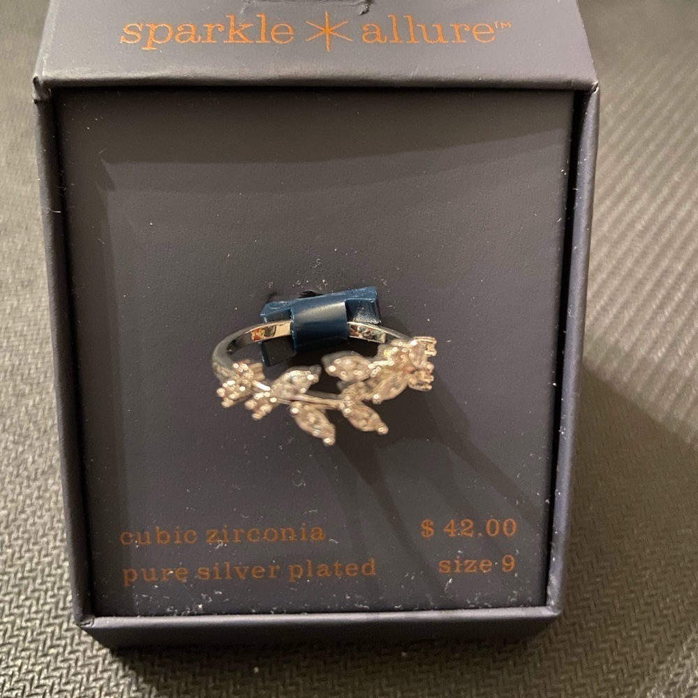 Sparkle & Allure Women’s Cubic Zirconia Silver Plated Olive Leaf Ring Size 9.